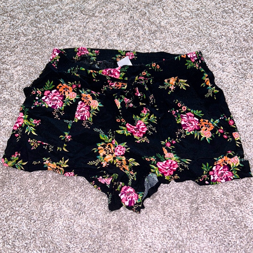 Loose fit shorts with adjustable waist